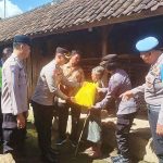 Kapolsek Klungkung Pimpin Bakti Sosial untuk Warga Terdampak Musibah di Desa Manduang.