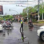 Walau Cuaca Tidak Bersahabat, Personel Polsek Abiansemal Hadir Layani Masyarakat