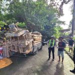 Pickup Bermuatan Furniture Tak Kuat Nanjak di Goa Gong, Polisi Sigap Atur Lalu Lintas