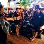 Samapta Polsek Mengwi Imbau Masyarakat Jaga Keamanan dan Ketertiban di Kawasan Badung Caka Fest