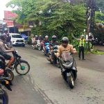 Unit Lalu Lintas Polsek Mengwi Lakukan Pengaturan di Simpang Tiying Tutul Pererenan Saat Aktivitas Pagi Meningkat
