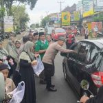 Indahnya Berbagi, Polsek Abiansemal & Yayasan Pondok Nasar Insan Mulia Bagikan Takjil Gratis