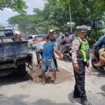 Polsek Dentim Amankan dan Atur Lalin Pasca Truk Batako Terbalik di Jalur Tohpati–Gianyar