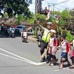 Unit Lantas Polsek Banjarangkan Rutin Laksanakan Pengaturan di Simpang Empat Takmung.