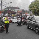 Personel Polsek Abiansemal Laksanakan Pengaturan Lalu Lintas Sore, Antisipasi Kepadatan Arus Kendaraan
