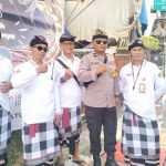 28 Pura Ikuti Prosesi Ida Betara Lunga, Bhabinkamtibmas Sumerta Kaja bersama Pecalang Atensi Jalur Menuju Pura Bale Agung