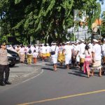 Kapolresta Denpasar Pantau Langsung Pengamanan Upacara Melasti di Denpasar Selatan