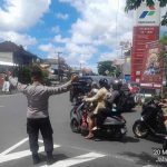 Kapolsek Mengwi Turun Langsung, Urai Kemacetan di Simpang Wiros