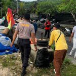Polsek Nusa Penida Bersinergi Jaga Kebersihan Pantai Karangsari.