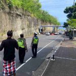 Sinergi Polisi dan Pecalang, Pengamanan Wisatawan di Pantai Melasti