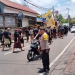 Bhabinkamtibmas Kel. Kesiman Kawal Prosesi Pelebon dari Griya Ambengan Menuju Setra Waribang