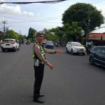 Personel Pospam Keramaian Kesiman Kertalangu Atur Arus Lalin di Simpang Waribang Antisipasi Lonjakan Arus Lalulintas