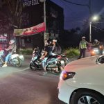 Polsek Kuta Utara Atasi Kepadatan Arus Lalin Malam  Hari Di Jalan Raya Canggu