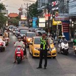 Personel Polsek Kuta Utara Tak Kenal Lelah Atur Lalin Dan Sebrangkan  Pejalan Kaki