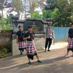 Hadir di Tengah Masyarakat, Bhabinkamtibmas Bersinergi dengan Pecalang Amankan Kegiatan Piodalan