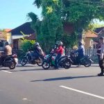 Pengaturan Lalu Lintas Sore Hari, Polsek Abiansemal Pastikan Kelancaran Aktivitas Masyarakat