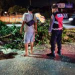 Polsek Banjarangkan Bersama Warga Evakuasi Dahan Pohon Tumbang di Simpang Empat Takmung