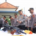 Kapolres Klungkung Pimpin Pemeriksaan Senpi Organik dan Pinjam Pakai Personel.