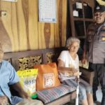 Bhabinkamtibmas Kel. Kesiman Tunjukkan Kepedulian, Pasutri Penderita Stroke Terima Alat Bantu Jalan dan Sembako