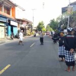 Bhabinkamtibmas Desa Akah Bersinergi Amankan Puncak Karya di Pura Paibon Tangkas Kori Agung