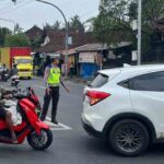 Personel Polsek Abiansemal Laksanakan Pengaturan Lalu Lintas Sore Hari, Arus Kendaraan Tetap Lancar