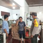 Bhabinkamtibmas Sumerta Kaja Edukasi Pelaku Usaha Pentingnya Keamanan Lingkungan dan Pemilahan Sampah