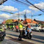 Polsek Kuta Utara Hadir Atur Lalin Sore Urai Kepadatan Di Jam Pulang Kerja