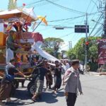 Kolaborasi Bhabinkamtibmas, Babinsa dan Pecalang Kawal Prosesi Ngaben di Kesiman Petilan