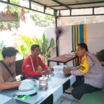 Bhabinkamtibmas Sumerta Kelod Sambangi Proyek Pembangunan Bank BPD Bali, Tekankan Pemanfaatan Layanan Polisi 110