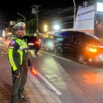 Layani  Pengguna Jalan  Polsek Kuta Utara Strong Point Malam Hari