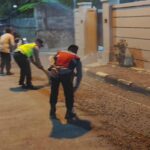 Respons Cepat Aduan Warga, Polres Klungkung Bersihkan Ceceran Koral di Jalan Raya.