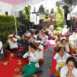 Polsek Dentim Hadiri Persembahyangan Bersama di Pura Padmasana Kantor Camat Denpasar Timur
