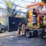 Bhabinkamtibmas Kuta Laksanakan Pengamanan Pengabenan Warga Banjar Anyar Kuta