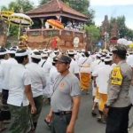 Rangkaian Piodalan Merajan Puri Agung Kesiman Berlangsung Aman, Bhabinkamtibmas Kel. Kesiman Bersinergi Laksanakan Pengamanan