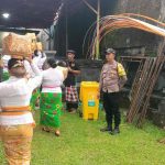 Bhabinkamtibmas Bersinergi dengan Pecalang Lancarkan Kegiatan Piodalan