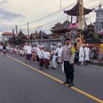 Sinergi Polsek Dawan dan Pecalang Kawal Prosesi Mepeed di Pura Batur Sampalan Klod.