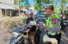 Satlantas Polres Klungkung Gencarkan Penerangan Keliling di Simpang Galiran.