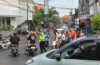 Tingkatkan Pelayanan Personel Lantas Polsek Kuta Utara Seberangkan Pejalan Kaki.