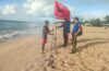Sat Polairud Polresta Denpasar Pasang Sign “Beach Safety” dan Bendera Larangan Berenang di Kawasan Pantai Nusa Dua