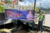 Cegah Gangguan Kamtibmas, Polsek Mengwi Pasang Banner Larangan Balapan Liar dan Knalpot Brong