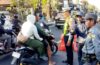 Humanis dan Edukatif, Kanit Lantas Polsek Mengwi Tegur Pengendara yang Tidak Menggunakan Helm