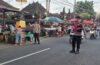 Penampahan Galungan, Polsek Banjarangkan Perketat Pengamanan di Pasar Tradisional.