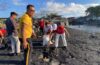 Polri-TNI dan Masyarakat Bersihkan Pantai Kusamba pada Bulan Bung Karno.