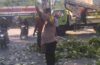 Layanan Prima Bhabinkamtibmas Kelurahan Tuban Laksanakan Pengaturan dan Buka Tutup Arus Lalu Lintas Saat Pemotongan Pohon Tumbang