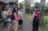 Berikan Rasa Aman Kepada Pengunjung, Samapta Polsek Mengwi Sambangi Kawasan Taman Ayun
