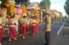 Bhabinkamtibmas Desa Selat Kawal Nyineb Piodalan di Pura Puseh.