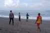 Jangan Abaikan Bendera Merah, Polairud Polres Badung Ingatkan Bahaya Bermain Air di Pantai