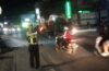 Demi Kelancaran Pengguna Jalan, Personel Polsek Kuta Utara Atur Lalin Saat Perbaikan Trotoar
