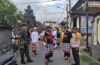 PAMAKU, Bhabinkamtibmas Satra Bersinergi Amankan Iring-Iringan Ida Bhatara Sesuhunan