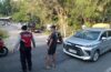 UKL Polsek Mengwi Evakuasi Truk Terguling di Jalur Desa Cengkok